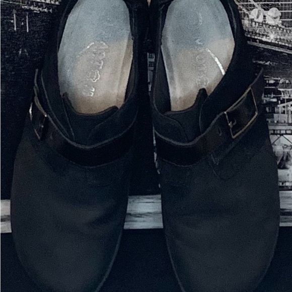 Shoes - Picture 2 of 4